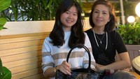 Nah, kalau ini adalah gaya keren Meilia Lau dan Felicia Tissue saat nongkrong di kafe kekinian. Foto: Instagram @meilia_lau