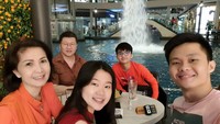 Ini salah satu momen Meilia Lau saat makan bersama dengan keluarga. Bahkan mereka tampak kompak mengenakan warna baju senada. Foto: Instagram @meilia_lau