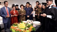 Sebelum hubungan Kaesang Pangarep dan Felicia Tissue berakhir, kedua keluarga tampak kompak tumpengan merayakan kelulusan anak-anak mereka. Foto: Instagram @meilia_lau