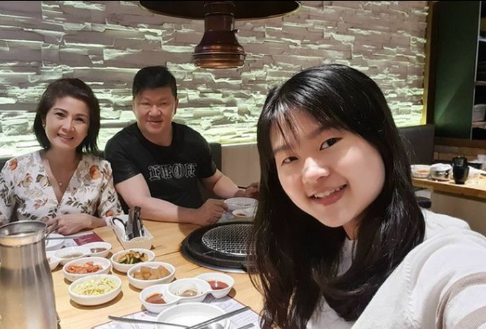 Momen Meilia Lau, Ibunda Felicia saat Makan Bersama Keluarga