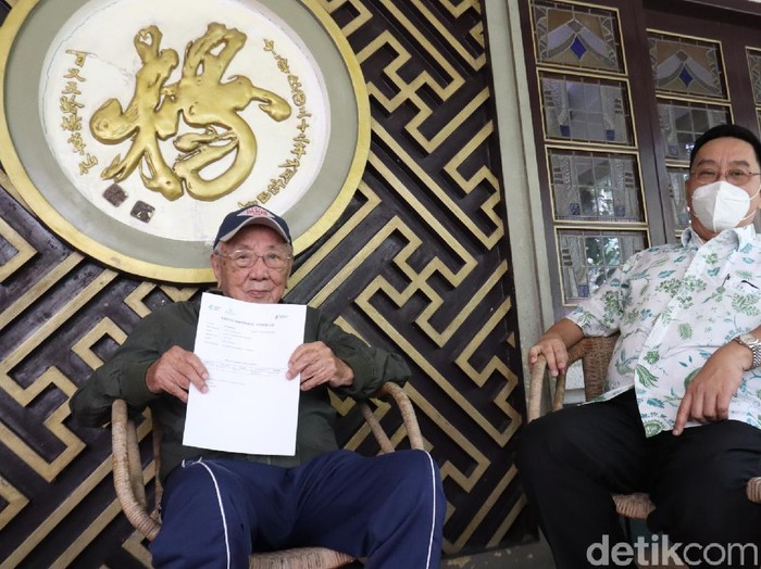 Melihat sosok Eddy Yoshawirja yang menjadi penerima vaksin tertua