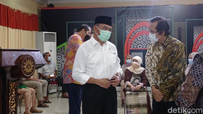 Menko PMK Muhadjir Effendy tinjau vaksinasi COVID di PP Muhammadiyah (Wilda/detikcom)
