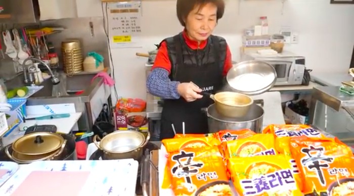 Mirip Warkop! Di Korea Ada Warung Mie Instan Kaki Lima