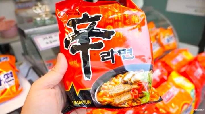 Mirip Warkop! Di Korea Ada Warung Mie Instan Kaki Lima