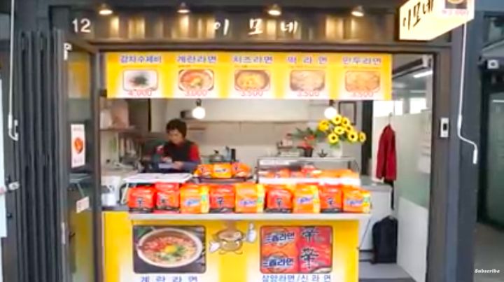 Mirip Warkop! Di Korea Ada Warung Mie Instan Kaki Lima