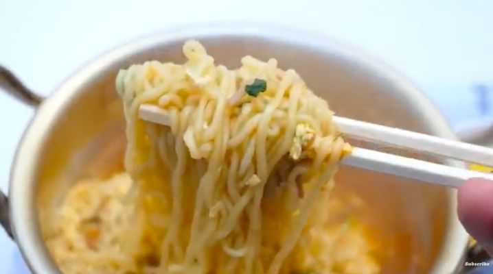 Mirip Warkop! Di Korea Ada Warung Mie Instan Kaki Lima