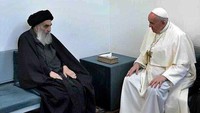 Dia mendarat di bandara Najaf, di mana poster telah dipasang yang menampilkan pepatah terkenal oleh Sistani, khalifah keempat dan kerabat Nabi Muhammad, yang dimakamkan di kota suci.  