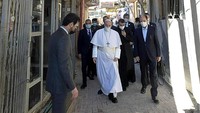 Dalam momen penting dalam sejarah agama modern tersebut, dua tokoh terhormat keagamaan tersebut bertemu di rumah sederhana Sistani di kota kuil Najaf pada Sabtu pagi. Pertemuan ini termasuk dalam agenda hari kedua kunjungan Paus untuk pertama kalinya ke Irak.   