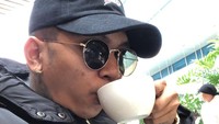Slurpp! Secangkir kopi jadi minuman pilihan Young Lex di siang hari. “Udah pada ngopi belom?” tanyanya. Foto: Instagram young_lex18