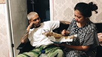 Bareng sang istri, Young Lex menikmati nasi bungkus. Saat itu istrinya tengah mengandung anak pertama mereka. Foto: Instagram young_lex18