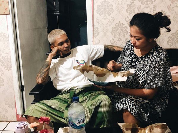 Momen Young Lex Foto di Depan Gerobak Ketoprak hingga Makan Nasi Bungkus