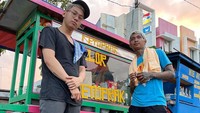 Pose di depan gerobak ketoprak, Young Lex belum lama ini membuat video klip berjudul Murah Banget. Ia ditemani rekannya Indra Kenz. Foto: Instagram young_lex18