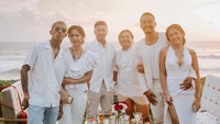 Rapper 28 tahun ini sedang menghabiskan waktu dengan teman-temannya sambil minum di pinggir pantai. Terlihat ada Uus, Gading Marten, hingga Keanu Agl di sana. Foto: Instagram young_lex18
