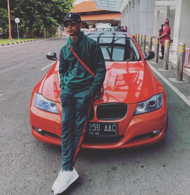 Momen Young Lex Foto di Depan Gerobak Ketoprak hingga Makan Nasi Bungkus