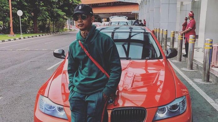 Momen Young Lex Foto di Depan Gerobak Ketoprak hingga Makan Nasi Bungkus