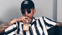 Young Lex juga kerap endorse produk di Instagramnya. Seperti ketika ia memamerkan kemeja kerennya sambil minum milk tea. Foto: Instagram young_lex18