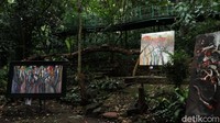 Setidaknya ada 15 hasil karya Hassan yang ditampilkan. Seluruhnya berbentuk abstrak dan punya makna lingkungan yang ia eksplor dengan memasukkan warna terang gelap hingga corak pepohonan. 