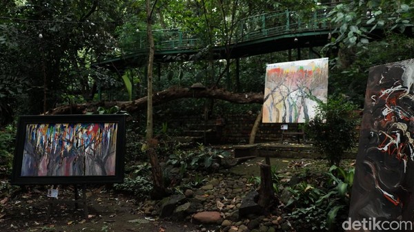 Setidaknya ada 15 hasil karya Hassan yang ditampilkan. Seluruhnya berbentuk abstrak dan punya makna lingkungan yang ia eksplor dengan memasukkan warna terang gelap hingga corak pepohonan. Setidaknya ada 15 hasil karya Hassan yang ditampilkan. Seluruhnya berbentuk abstrak dan punya makna lingkungan yang ia eksplor dengan memasukkan warna terang gelap hingga corak pepohonan.