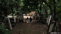 Lewat pandangannya itu, menurut Eddy kiranya seni lukis bukan sekedar konsumsi visual yang menghadirkan keindahan semata, namun paling tidak dapat memberikan pencerahan. Termasuk karya-karya lukis yang dibuat perupa Hassan Pratama.