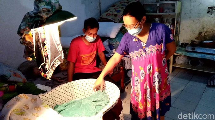 Pasangan Ayu Endang Pujiati dan Syarifuddin Hidayatullah, orang tua bayi yang lahir tanpa tempurung kepala di Solo saat ditemui di rumahnya, Sidorejo, Kelurahan Mangkubumen, Banjarsari, Solo, Selasa (9/3/2021).