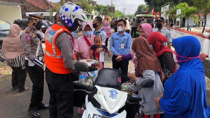 Berbagai upaya terus dilakukan polisi untuk menekan penyebaran COVID-19 di Ngawi. Polres Ngawi mengerahkan anggota blusukan ke perkampungan membawa Pastel Pedes.