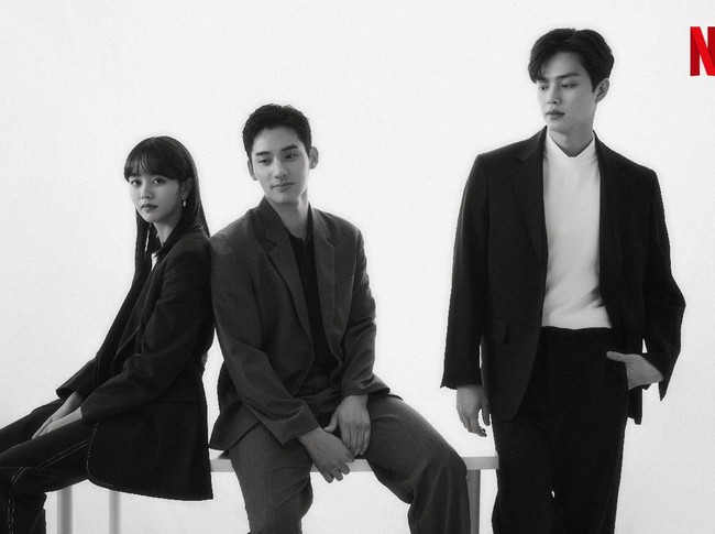 Love Alarm 2 kembali mengangkat kisah cinta segitiga antara Kim Jo Jo (pemain Kim So Hyun), Hwang Sun Oh (pemain Song Kang), dan Lee Hye Young (pemain Jung Ga Ram). Para pemain pun membocorkan alur ceritanya. Foto: dok. Netflix