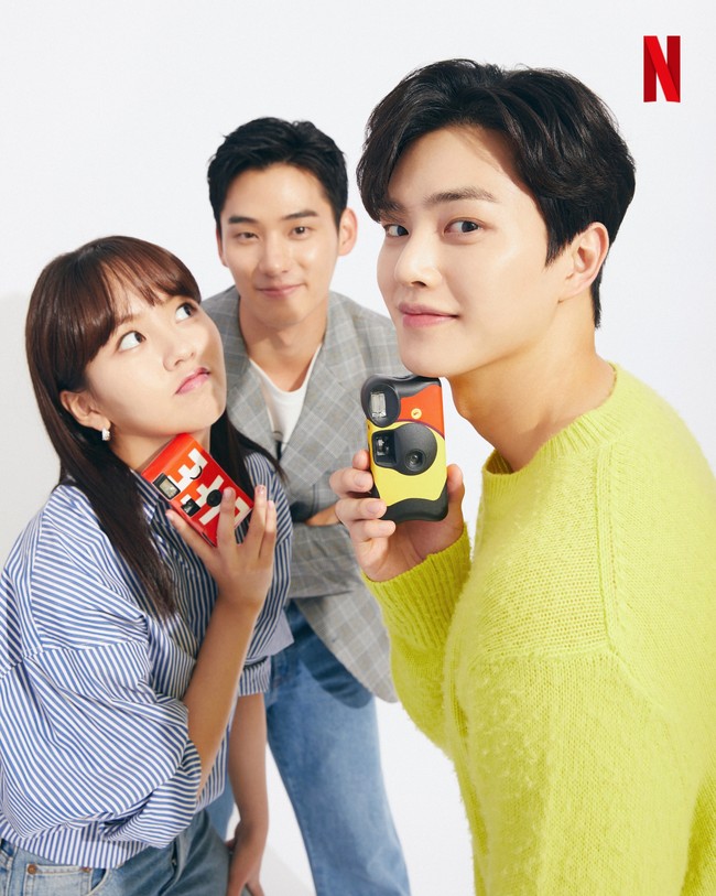 Love Alarm 2 berlatar empat tahun sejak Jo Alarm diciptakan. Kini, para penggunanya dapat mengetahui ‘orang yang disukai’ dan ‘orang yang menyukai’ mereka. Dengan fitur ini, akan ada konflik diantara karakternya. Foto: dok. Netflix