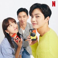 Love Alarm 2 berlatar empat tahun sejak Jo Alarm diciptakan. Kini, para penggunanya dapat mengetahui ‘orang yang disukai’ dan ‘orang yang menyukai’ mereka. Dengan fitur ini, akan ada konflik diantara karakternya. Foto: dok. Netflix
