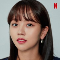 Pemeran karakter Jo Jo ini mendeskripsikan Hye Young (pemain Jung Ga Ram) yang mengejarnya di Love Alarm 2. “Bisa dikatakan Hye Young sangat serius. Dia adalah karakter yang sangat dewasa yang penuh kepercayaan dan sabar.” Foto: dok. Netflix