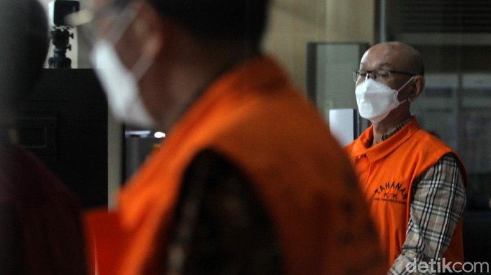Tersangka korupsi, Direktur PT Agung Perdana Bulukumba, Agung Sucipto menuju mobil tahanan di gedung KPK, Jakarta, Selasa (9/3/2021) usai menjalani pemeriksaan Agung Sucipto disangka menyuap Nurdin Abdullah, saat itu Gubernur aktif Sulawesi Selatan untuk memperoleh proyek infrastruktur di lingkungan Pemerintah Provinsi Sulsel. Uang suap diberikan melalui tersangka Edy Rahmat yang sekaligus orang kepercayaan Nurdin Abdullah.