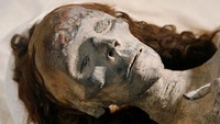 Penampakan mumi nenek dari Raja Tutankhamun yang dipamerkan di Museum Kairo, Mesir. Shawn Baldwin/Discovery Channel via Getty Images  