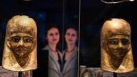 Staf museum melihat topeng Mummy Monstuef dan Wreath of Monstuef di National Museum Scotland di Edinburgh, Skotlandia. Getty Images/Jeff J Mitchell  