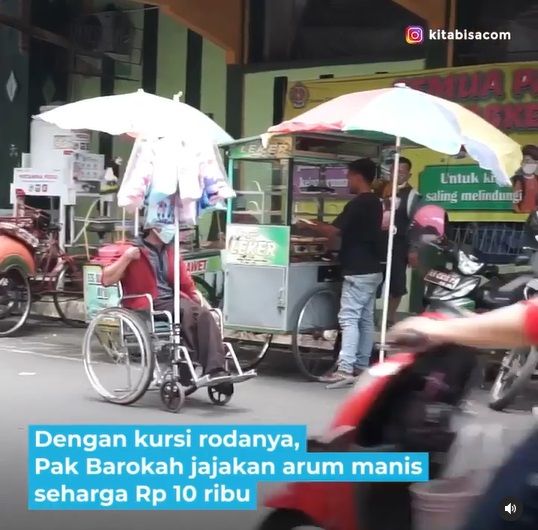 Pria penyandang disabilitas berjualan arum manis keliling Yogyakarta memakai kursi roda.