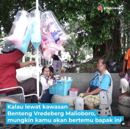 Pria penyandang disabilitas berjualan arum manis keliling Yogyakarta memakai kursi roda.