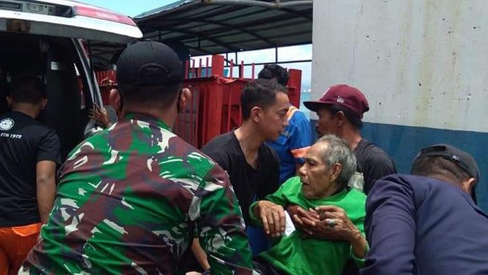 Penumpang loncat dari atas kapal di Pelabuhan Merak