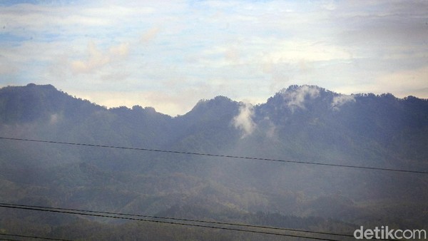 Di sebelah utara terdapat Gunung Arjuno, di sebelah timur terdapat Gunung Semeru, di sebelah barat terdapat Gunung Panderman serta Gunung Kawi dan Gunung Kelud. Di sebelah utara terdapat Gunung Arjuno, di sebelah timur terdapat Gunung Semeru, di sebelah barat terdapat Gunung Panderman serta Gunung Kawi dan Gunung Kelud.