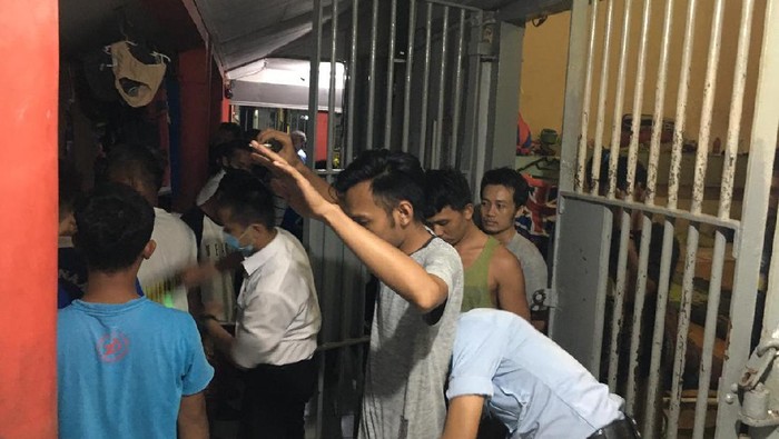 Petugas Lapas di Purwakarta menggeledah para warga binaan