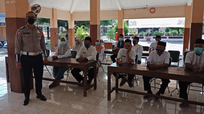 Polisi terjun langsung ke tingkat desa hingga RT/RW dalam PPKM Mikro di Gresik. Satlantas Polres Gresik menerjunkan personelnya dalam kegiatan Polantas Bina Desa Bangkit Semeru.