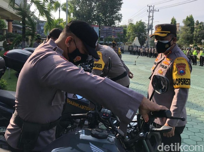 Optimalisasi kinerja polsek jajaran dilakukan di Banyuwangi. Polresta Banyuwangi membagikan kendaraan roda dua untuk patroli dan sosialisasi COVID-19 kepada masyarakat.