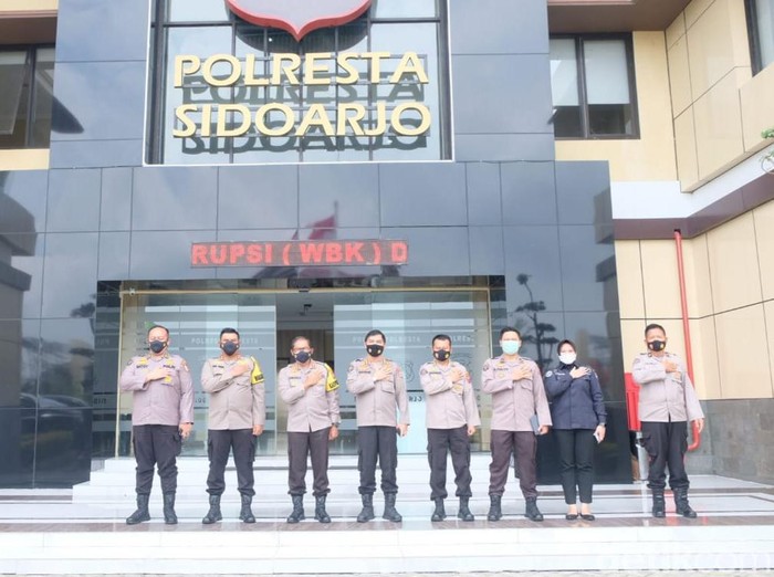 Dalam upaya pencegahan dan penanggulangan paham radikal hingga terorisme, Polresta Sidoarjo menggelar Focus Group Discussion (FGD). Temanya Terorisme Musuh Kita Bersama.