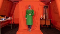 Tenaga medis pos kesehatan Lutfi Fauziah berpose di Posko Dukungan Operasi Satgas Penanganan COVID-19 DIY, Kantor TRC BPBD DIY di Yogyakarta.  
