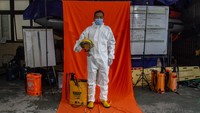 Relawan Tim Kubur Cepat Bambang Puthut Wontolo berpose di Posko Dukungan Operasi Satgas Penanganan COVID-19 DIY, Kantor TRC BPBD DIY di Yogyakarta. Sejak itu pula, pada tanggal 15 Maret 2020 Tim Reaksi Cepat (TRC) Badan Penanggulangan Bencana Daerah (BPBD) Daerah Istimewa Yogyakarta (DIY) menjadi Posko Dukungan Operasi Satgas Penanganan COVID-19 DIY.   