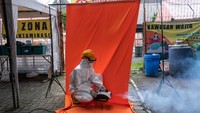 Relawan tim dekontaminasi Bita Sugiraharjo berpose di Posko Dukungan Operasi Satgas Penanganan COVID-19 DIY, Kantor TRC BPBD DIY di Yogyakarta. Tidak hanya itu, Posko Dukungan Operasi Satgas Penanganan COVID-19 DIY juga memiliki tim emergency yang bertugas setiap hari selama 24 jam untuk merespons kasus kedaruratan COVID-19.   