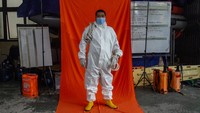 Relawan Tim Kubur Cepat Eko Nugroho Febry berpose di Posko Dukungan Operasi Satgas Penanganan COVID-19 DIY, Kantor TRC BPBD DIY di Yogyakarta. Tim Kubur Cepat merupakan kelompok rentan tertular COVID-19 dan menjadi garda terakhir penanganan pandemi COVID-19.   