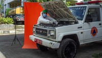 Relawan Afiq Ade Afrizal berpose di Posko Dukungan Operasi Satgas Penanganan COVID-19 DIY, Kantor TRC BPBD DIY di Yogyakarta. Sejumlah relawan memilih untuk tidak pulang ke rumah dengan tujuan untuk melindungi keluarganya. Sebagai upaya meminimalisir risiko penularan mereka juga melakukan tes cepat antigen secara berkala.  