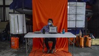 Relawan panggilan darurat Caca berpose di Posko Dukungan Operasi Satgas Penanganan COVID-19 DIY, Kantor TRC BPBD DIY di Yogyakarta. Komandan TRC BPBD DIY Pristiawan Buntoro mengatakan TRC dan Pusat Pengendalian Operasi (Pusdalops) BPBD DIY merupakan unsur utama dalam fungsi dukungan operasi satgas penanganan COVID-19 di DIY.  