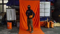 Anggota cipta kondisi TRC BPBD DIY Priyadi berpose di Posko Dukungan Operasi Satgas Penanganan COVID-19 DIY, Kantor TRC BPBD DIY di Yogyakarta. Semangat para relawan tidak pernah padam, terus memberikan waktu dan tenaga hingga pandemi COVID-19 di Indonesia berakhir, seperti semangat yang mereka gaungkan Tetap Sehat Perlawanan.  