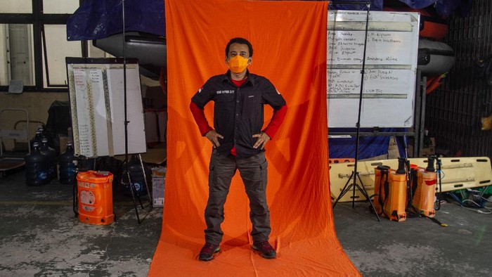 Anggota cipta kondisi TRC BPBD DIY Priyadi berpose di Posko Dukungan Operasi Satgas Penanganan COVID-19 DIY, Kantor TRC BPBD DIY di Yogyakarta.
