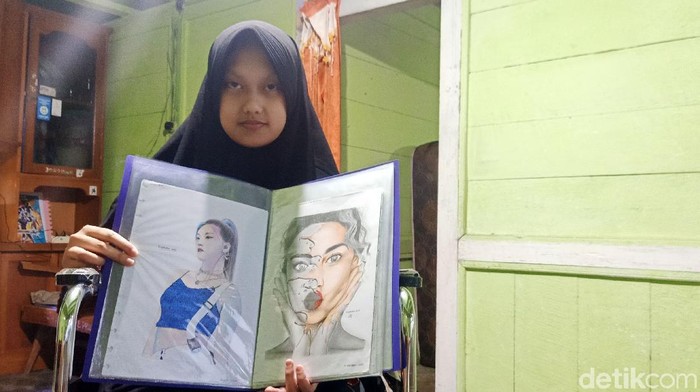 Rahma Gadis Difabel di Banjarnegara Ini Jago Melukis Eprisa Nova Rahmawati yang biasa dipanggil Rahma menunjukkan lukisannya di rumah sederhananya di Desa Penusupan, Kecamatan Pejawaran, Kabupaten Banjarnegara, Jawa Tengah, Selasa (9/3/2021).