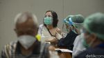 Ratusan Lansia di Jakbar Antre Vaksinasi COVID-19